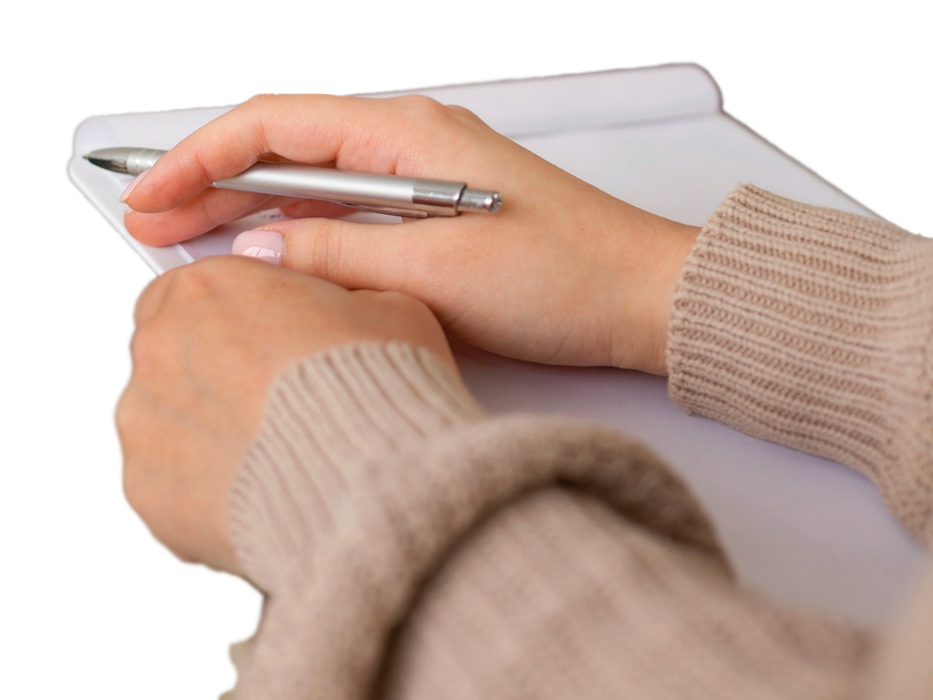 manos de mujer tomando notas en libreta